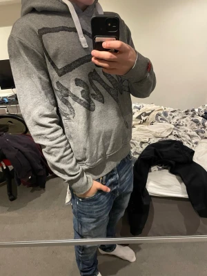Superdry hoodie  - En mycket snygg och sällsynt superdry hoodie med ett bra skick. Trycket på ena armen och ryggen har börjat bli lite slitet men man märker det näsan inte! Tröjan är u ett bra skick annars. Ett mycket bra pris men går att diskutera! Skriv vid minsta fundering!!🤩🤩