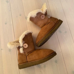 Fluffiga UGG:s  - Superfina Uggs i superfint skick! Pälskanten går att vika upp så att skorna blir högre eller ned så att de blir lägre. 🙌 Kan mötas upp i Stockholm. 