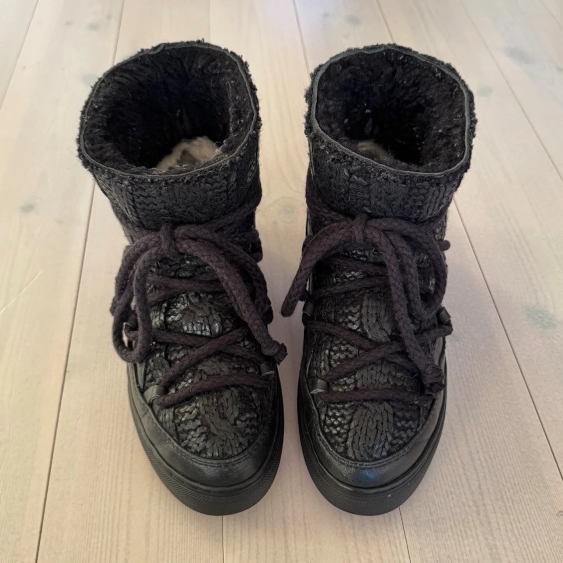 Svarta inuikii vinterskor 