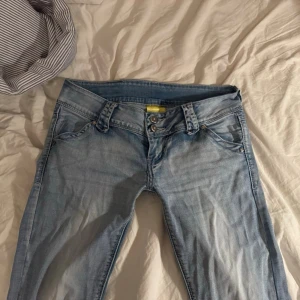 Lågmidjade jeans - Jätte snygga lågmidjade omsydda jeans ifrån R. marks Jeans! Sitter jätte snyggt, skulle säga storlek storlek S/EU 36/W27. Midjemått: ca 37cm. Innerbenslängd: ca 78cm.💕 skriv om ni vill ha fler bilder med jeansen på eller på det omsydda! Jag kan ofta posta samma dag som varan är köpt!