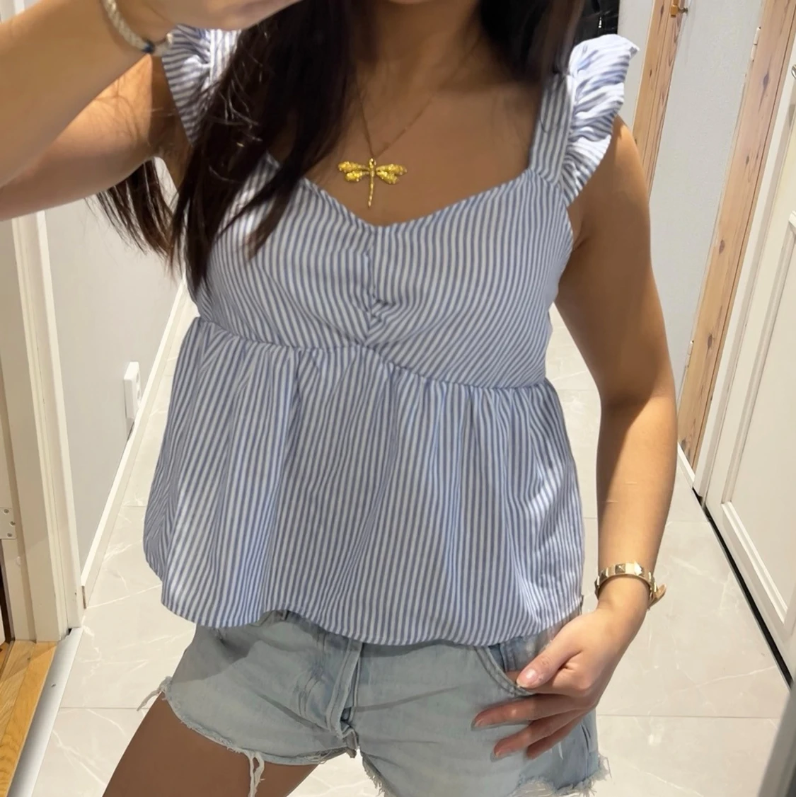 Blårandig blus med volangaxlar - 1