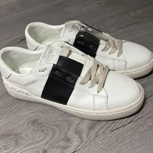 Valentino Garavani Open  - Säljer nu dessa snygga vita sneakers från Valentino Garavani, Storlek 42! Bara att höra av sig vid intresse. 