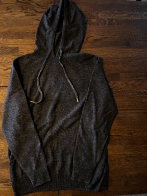 Mörkgrå hoodie - Säljer en mörkgrå hoodie i storlek M. Riktigt skönt material (vet dock inte exakt vilket). Hör av er vid frågor!