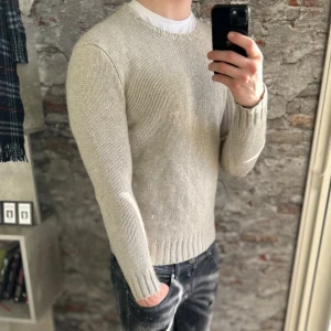 Ralph Lauren Kashmir Tröja - Perfekt passform och otroligt skön! Mycket fint skick, inga defekter. Storlek S  passar dig som är mellan 170-180cm ungefär. Nypris ca 3000kr. Modellen är 185 cm, 79 kg. Självklart äkta - Kolla bara recensionerna! Benvit färg. Passar bra nu till vintern. Skriv för mer information!🤝