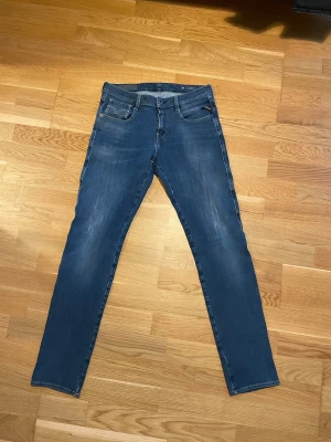 Replay Anbass slim fit - Replay Anbass slim fit. Mycket bra skick!      Storlek: W30 L32                                             Pris:399