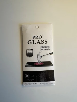 Skärmskydd  - Skärmskydd för iPhone 11/XR. Produkten är ny i förpackning. Passar perfekt för dig som vill hålla din mobilskärm i toppskick.