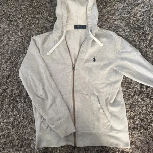 Zip hoodie  från Ralph Lauren🙌🤩 - En stilren tröja från Raffe, har dock sina defekter och där av priset. Kom med pris förslag🙌🤩