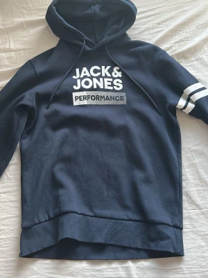 Mörkblå Jack & Jones Performance Hoodie - Storlek S Mörkblå hoodie. Bra skick inga skador.