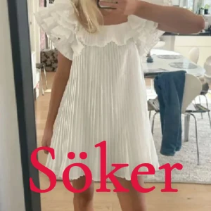 Söker - Söker denna klänning ifrån Zara till min student, skriv om du säljer!❤️