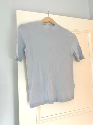 Ljusblå finstickad topp från & Other Stories - Säljer en ljusblå topp från & Other Stories  i storlek S 🩵Materialet är i viskos och känns lätt, mjukt och lyxigt, perfekt för vår och sommar. Enkel och stilren design som är lätt att matcha med olika outfits.