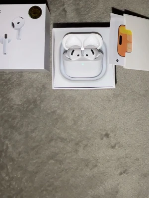 AirPods pro - Snygga och trådlösa AirPods Pro med aktiv brusreducering. Levereras komplett med laddningsetui, kabel och originalförpackning. Produkten ser ut att vara i mycket gott skick utan synligt slitage. Perfekt för musik, samtal och träning.