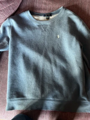 Polo tröja, blå - Har inte använt sen 8:an och har redan tröttnat att använda och inte vill inte använda den längre. Skriv till mig om ni är intresserade av att köpa tröjan