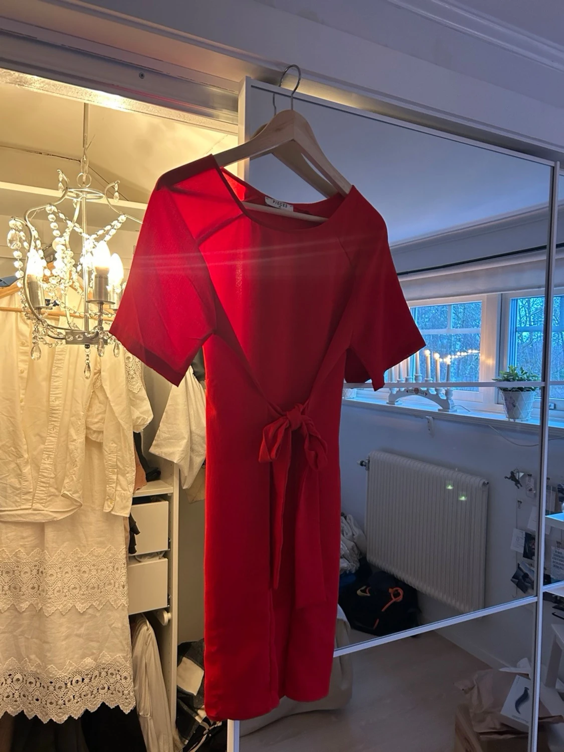 Röd kortklänning med knyt från Pieces