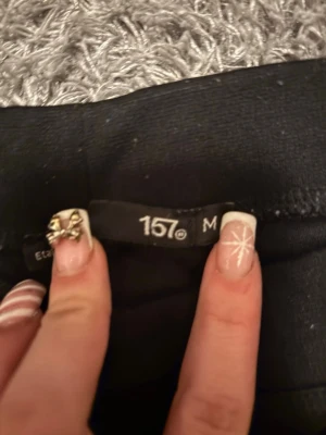 Svarta bootcut byxor  - Svarta bootcut byxor från lager 157 i storlek M. Det är en hög midjad passform. Materialet känns mjukt och stretchigt. 💕