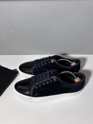 Lanvins  - Säljer ett par snygga lanvins i storlek UK10 (EU44), cond 7,5/10 mockan i okej skick och heeldrag men annars gott skick! Skorna är behandlade med vit skokräm och impregneringsspray. Kommer med dustbag!