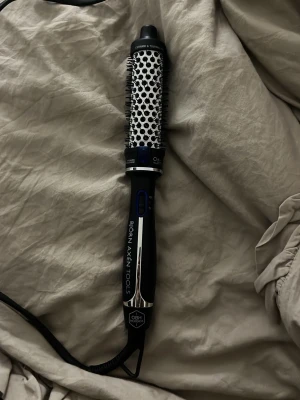 Björn Axén värmeborste  - Prefekt värme borste att göra lockar blowout med. Borsten är testad ock har aldrig annars kommit till användning tyvärr. Precis som ny