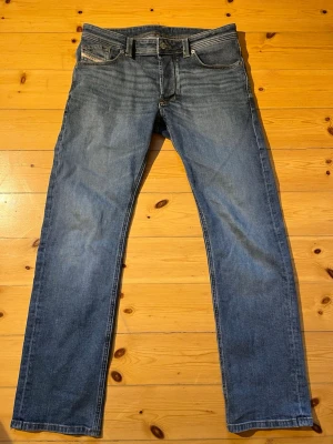 Diesel jeans 1985 larkee - Säljer dessa diesel 1985 larkee som knappt är använda i superfint skick. De är i storlek 31/30 och är i en snygg blå färg. De är raka Midja: 41 cm Ytterbenslängd: 101 cm Benöppning: 20cm