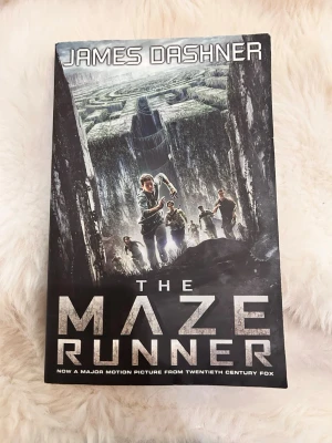 The maze runner  - Paperback copy of The Maze Runner by James Dashner. Book is in good condition with light signs of use. Pages are clean with no writing or highlighting. Spine shows slight wear from reading (visible in photos).
