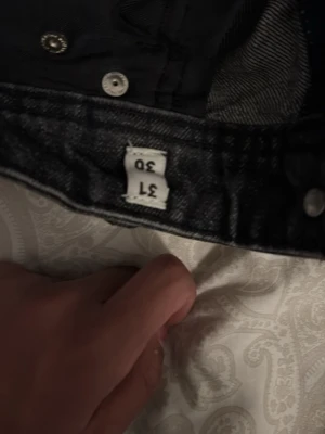 Jack & Jones Loose Chris svarta jeans - Säljer ett par svarta Loose Chris jeans från Jack & Jones. De har en loose passform med raka ben och klassisk femficksdesign. Jeansen är tillverkade i denim och har en snygg tvättad svart färg som ger en avslappnad vibe.