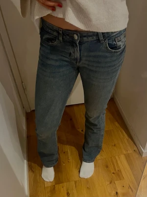 Blå bootcut jeans  - Säljer dessa blåa bootcut jeans från H&M (Divided). Dem är i storlek 34 och i mycket bra skick!!🤍
