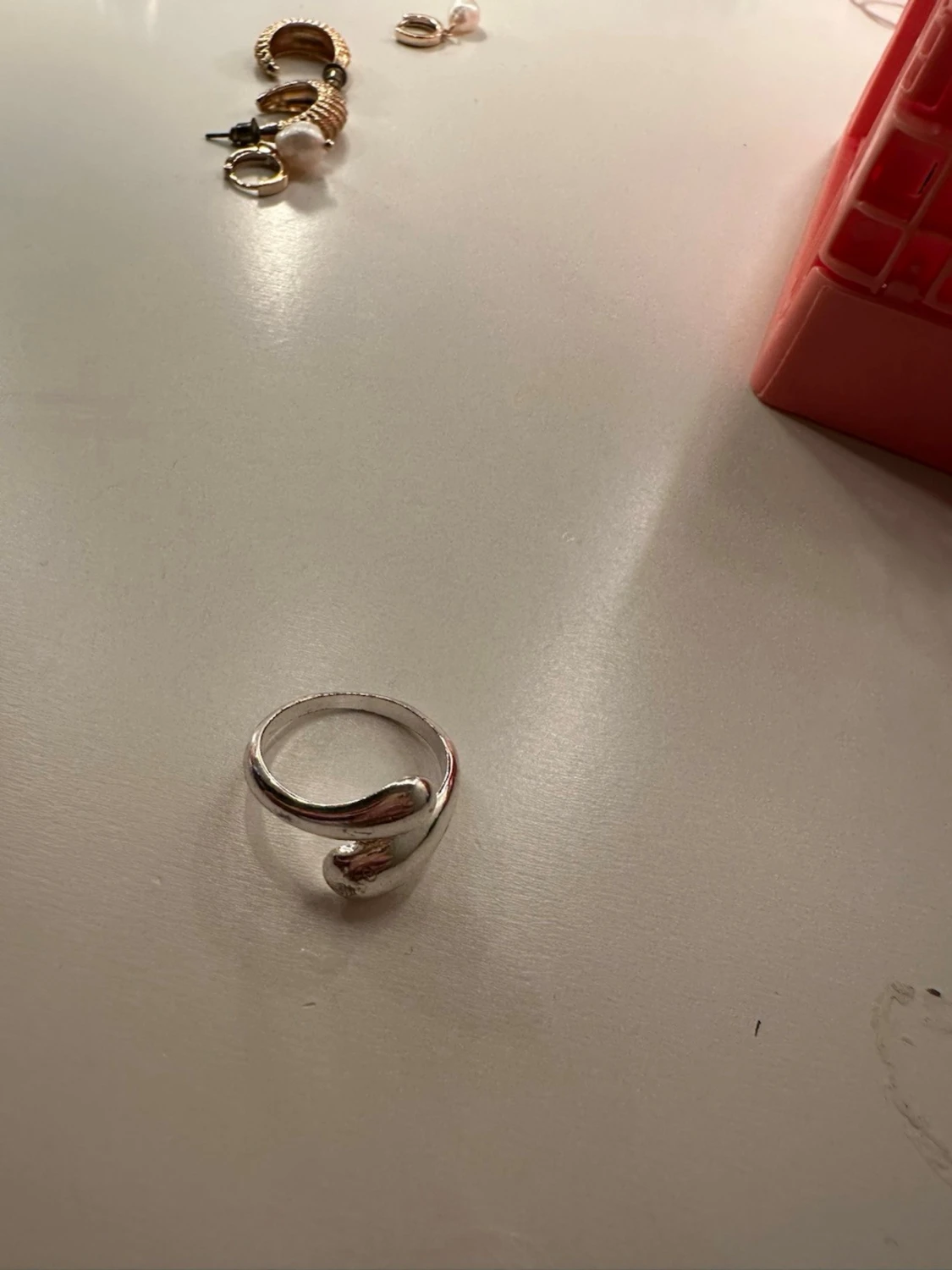 Silvrig ring med böjd design