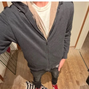  Polo Ralph Laurent cardigan  -  Säljer en svart/grå Polo Ralph Lauren cardigan som är sjuk snygg och skön. Står att det är L men passar M bättre.Det passar perfekt tills alla olika typer av kläder. Ny pris 1899 och mitt pris är 849 men kan såklart diskuteras!!!. Hör av er med bud och frågor.