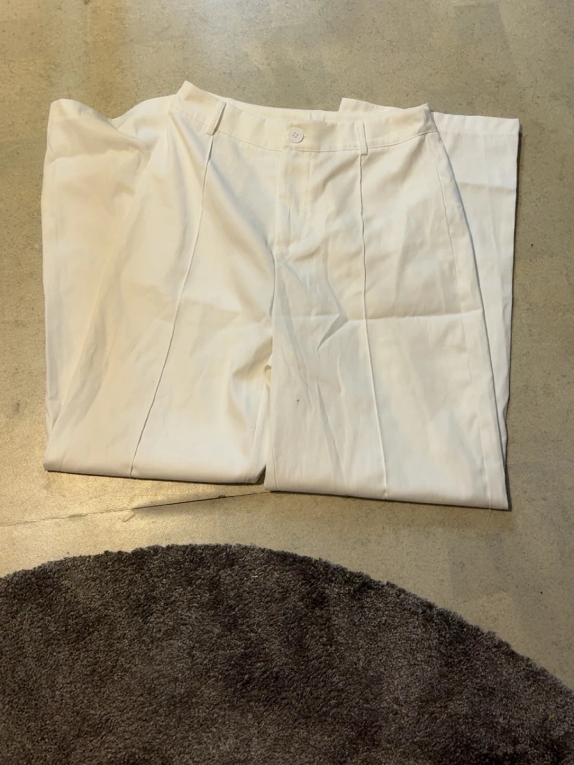 Vita kostymbyxor från SHEIN, storlek S