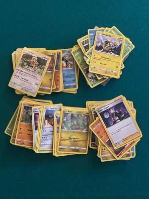 Pokémon kort  - Det finns inga glänsande kort i samlingen.  200 kort!!!!!
