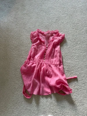 Nolita  - Söt blus från Nolita. Storlek 48 italiensk, den är löst sittande på en som har storlek S. Knappt använd. 