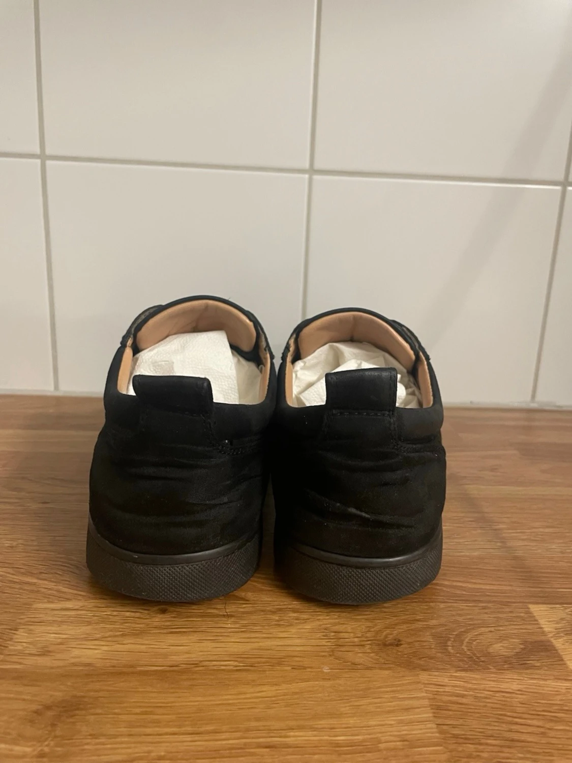 Svarta sneakers med nitar från Louboutin - 4