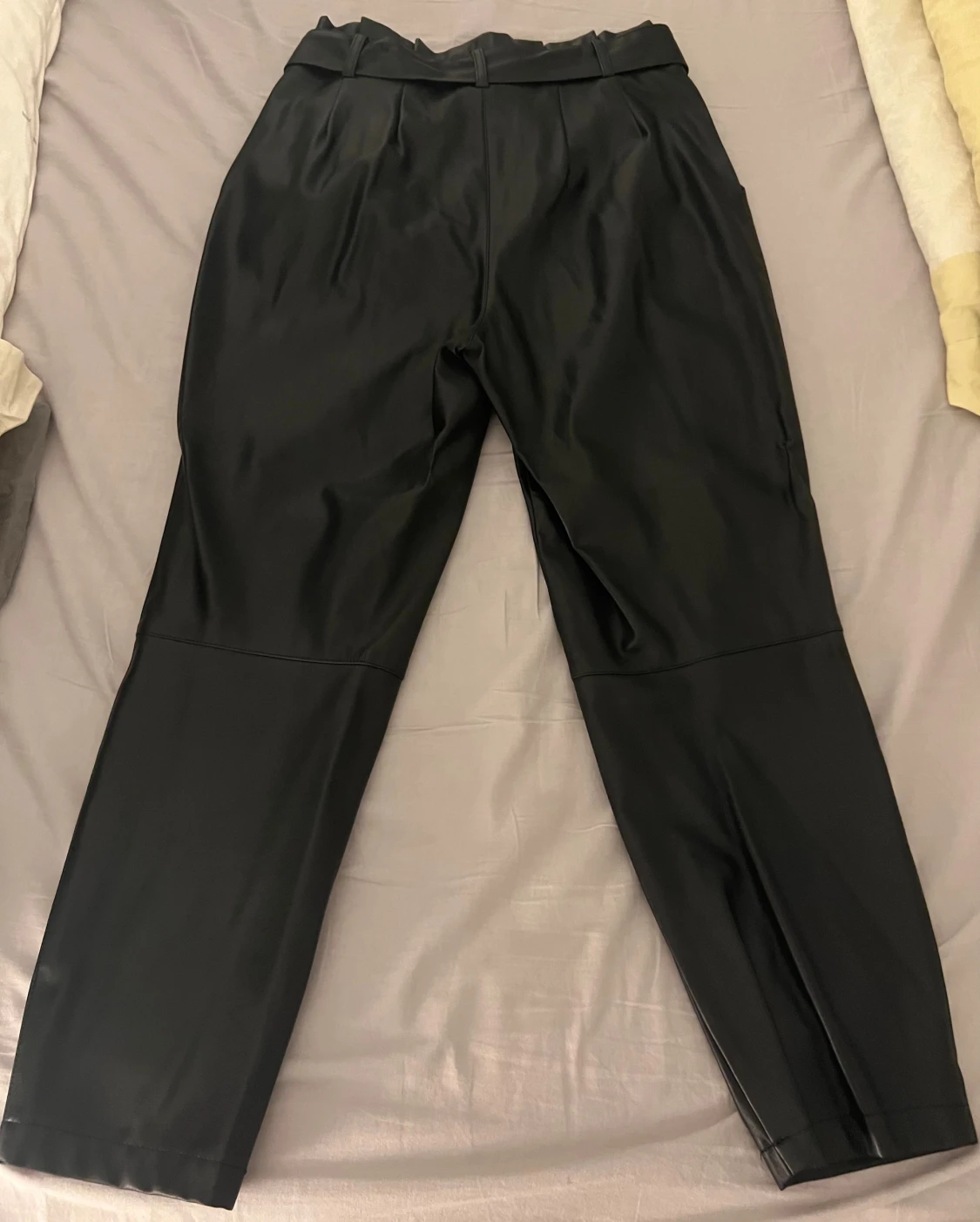 Svarta byxor i fuskskinn från Amisu/ NewYorker - 1