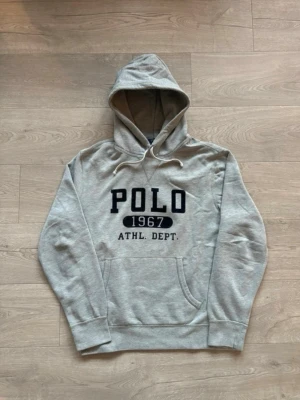 Polo Ralph Lauren Hoodie - Snygg och stilren Ralph Lauren hoodie! Strl L och I perfekt skick!