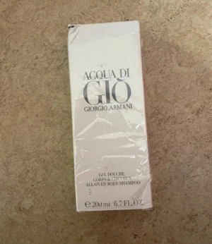 Acqua di Giò body shampoo 200ml - Acqua di Giò all-over body shampoo från Giorgio Armani i en vit, stilren förpackning på 200 ml. Produkten är en gel som kan användas för både kropp och hår, med en fräsch och lyxig känsla. Perfekt för dig som gillar exklusiva dofter och vill ha en enkel duschrutin.