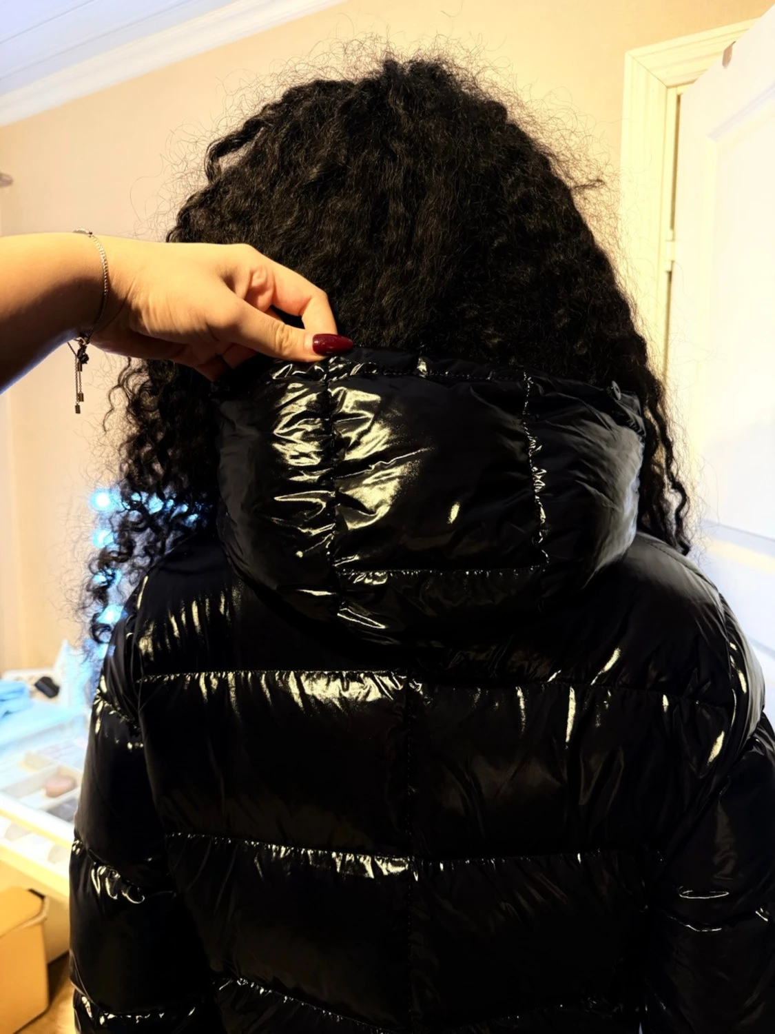 Svart glansig pufferjacka med huva - 3