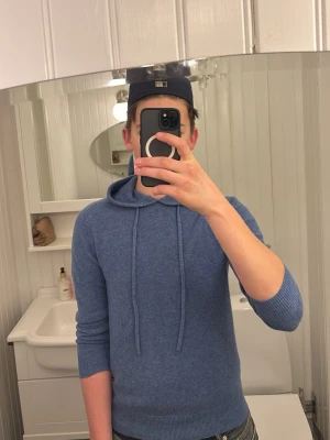 Blå hoodie med luva och snören  - Tja. Säljer för att den börjar bli lite liten på mig. Pris kan diskuteras 