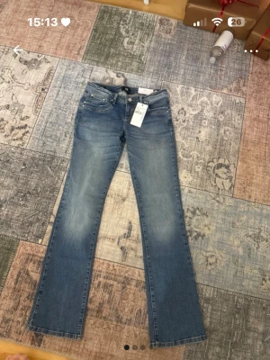 Blå bootcut jeans från LTB - Lågmidjade blåa Ltb jeans i storlek 28/34. Helt oanvända med prislapp på! 