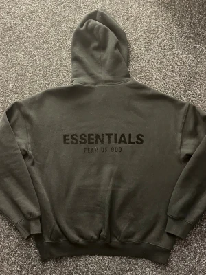 svart essentials hoodie - svart essentials hoodie, använd 2/3 gånger. skriv för frågor 
