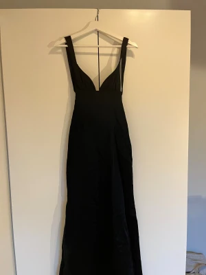 Långklänning med öppen rygg! - Supersnygg klänning med öppen rygg, ser ut som klänningen i ”how to loss a guy in 10 days” står ingen storlek men passar s/xs