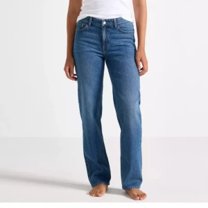 Nea midwaist straight jeans från Lindex - Säljer ett par blå straight jeans från Lindex i storlek 36. Modellen heter Nea och har klassisk femficksdesign, midwaist och raka ben. Stretchigt material och lagom långa på mig som är 165 cm.