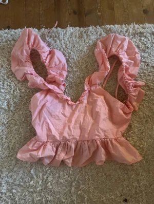 Rosa volangblus med puffärmar - Rosa topp med volanger och öppen rygg