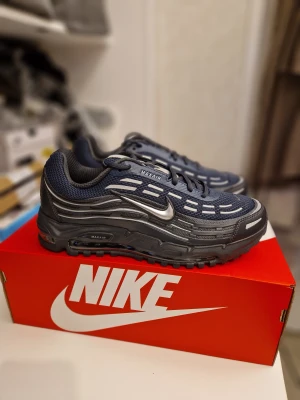 Oanvända Nike Air Max Storlek 45 - Helt nya i original låda, storlek 45. Pris är 2000 kr. Kvitto finns. Inte intresserad av byten eller bud. Skickar spårbart och försäkrat mot porto. 
