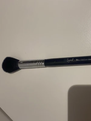Sigma contour brush - Small contour brush F05 från Sigma. Använd men i fint skick, dock är borsthuvudet glapp så det skulle behövas limmas i framtiden.
