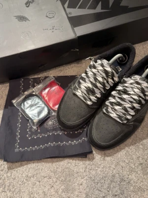 Air Jordan 1 Low Travis Scott Black Phantom, 41 - Säljer helt nya Air Jordan 1 Low Travis Scott Black Phantom i storlek 41. Skriv för mer info