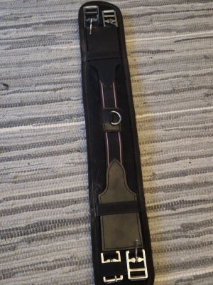 Svart sadel i syntetmaterial - Säljer en svart bomlös syntetsadel nästan helt ny bara provat den en gång. Det finns tyvärr lite hår på den då jag testa den under fällperiod men kan tas bort vid hämtning sadelgjord finns att få med om det önskas även stigläder 