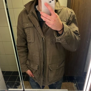 Beige parkajacka från Tom Tailor - Säljer en beige parkajacka från Tom Tailor i storlek M. Jag är 187cm och 75kg