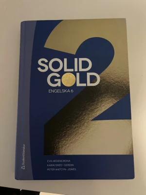 Solid Gold 2 Engelska 6 - Solid Gold 2 är en modern och utmanande kursbok för Engelska 6, perfekt för gymnasieelever och vuxenstuderande. Boken innehåller varierade texter, övningar och digitala resurser som hjälper dig att utveckla din engelska, både muntligt och skriftligt. Passar dig som vill bli bättre på engelska!