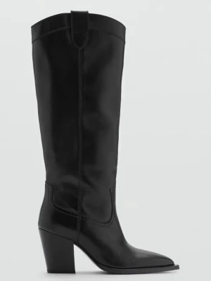 Stövlar i skinn - Säljer dessa snygga stövlar från mango. De är i 100% läder. Helt oanvända med lappen kvar. Säljer då de inte kommer till användning. Köpt för 1 299kr. Slutsålda på hemsidan.