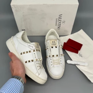 Valentino Rockstud | 37 - Valentino Rockstud skor i väldigt fint skick! Storlek 36 men passar 36-37. Original box, dustbag, kort samt extra skosnören ingår! Hör av er vid funderingar.