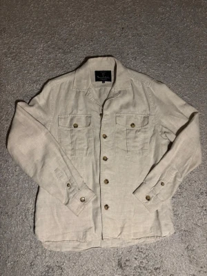 Unik Bondelid Overshirt - Säljer en beige overshirt från Bondelid i storlek S. Använd fåtal gånger då den är för liten. Pris kan diskuteras vid snabbt köp. Tveka inte om du har frågor eller vill se fler bilder🙌😊
