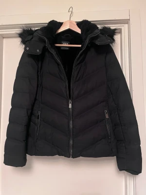 Zara Dunjacka  - Zara Dunjacka med teddymaterial invändigt och fin pälskrage. Mycket bra skick. Väldigt varm. Storlek L, funkar för S också. Upplagd på flera säljsidor, först till kvarn. 
